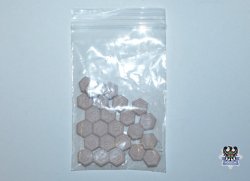 Na zdjęciu kolejne zabezpieczone narkotyki w postaci tabletek MDMA.