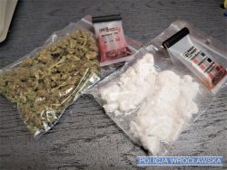 Zdjęcie przedstawia worki z suszem roślinnym - marihuaną oraz białym proszkiem - amfetaminą.