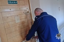 Policjant zamyka drzwi od aresztu