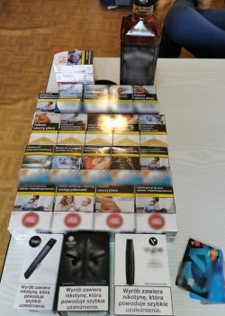 zabezpieczone papierosy porozkładane na blacie