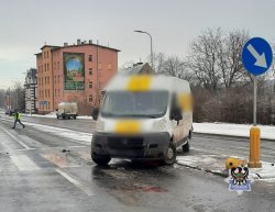 bus stojący na pasach który chwilę wcześniej potrącił osobę na pasach