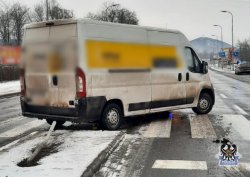 bus stojacy na pasach
