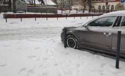 samochód skręcający na zaśnieżonej drodze