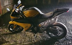 motocykl stojący na dworze wieczorem
