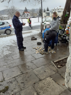 na zdjęciu widać umundurowanego policjanta kontrolującego osoby bezdomne