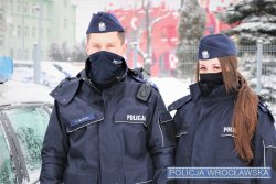 Zdjęcie przedstawia policjantów, którzy pomogli mężczyźnie uwięzionemu w błocie.