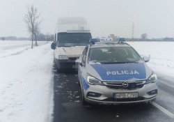 radiowóz zatrzymał na drodze busa zimą