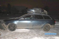 zabezpieczony samochód stojący na śniegu wraz z częściami zapasowymi