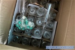 Zabezpieczony alkohol w kartonie.
