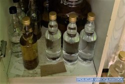 Cztery butelki z nielegalnym alkoholem.
