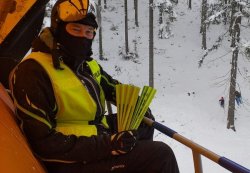 Policjant na wyciągu narciarskim.