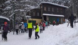 Patrol policyjny na stoku wśród turystów.