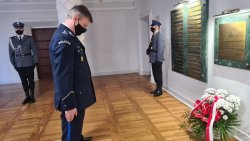 Komendant Wojewódzki Policji we Wrocławiu inspektor Dariusz Wesołowski składa wieniec pod tablicą pamiątkową