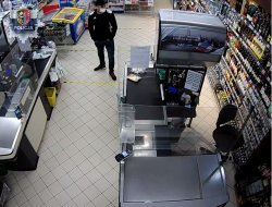mężczyzna nagrany kamerą monitoringu w sklepie