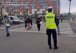 policjant stojący przed przejściem dla pieszych