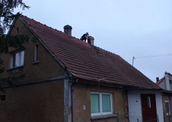 dach domu na którym przebywał poszukiwany mężczyzna