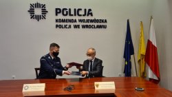 podpisanie porozumienia między Komendantem Policji Dolnośląskiej a Rektorem Uniwersytetu Medycznego we Wrocławiu - wymiana teczek