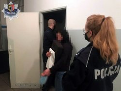 policjantka prowadzi zatrzymaną kobietę do aresztu