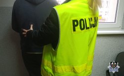 policjantka prowadzi zatrzymaną osobe