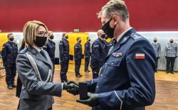 Komendant Wojewódzki Policji we Wrocławiu gratuluje policjantce i wręcza jej medal