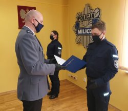 Wręczenie aktu minowania nowo przyjętemu policjantowi w KPP w Miliczu