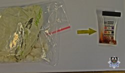 Na zdjęciu widać żółtawy proszek w worku foliowym i narkotest potwierdzający obecność narkotyku
