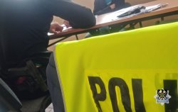 policjant, kamizelka i stolik