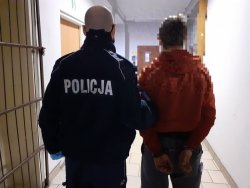 policjant i zatrzymany młody mężczyzna