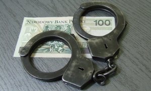 Kajdanki i banknot 100 złotych