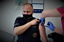 Na zdjęciu widać szczepienie policjanta