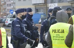 Policjanci rozmawiają z uczestnikami protestu.