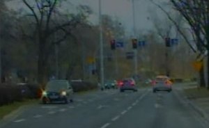 Na zdjęciu widać fragment nagrania z videorejstratora, przedstawiające pojazdy na drodze