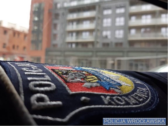 Zdjęcie przedstawia fragment rękawa policyjnego munduru z emblematem Komendy Miejskiej Policji we Wrocławiu