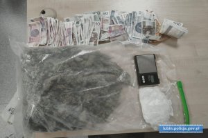 Na zdjęciu widać zabezpieczone narkotyki leżące na stoliku oraz małą wagę i pieniądze.