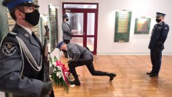 Na zdjęciu widać Komendanta Wojewódzkiego Policji we Wrocławiu oraz Naczelnika Wydziału Prezydialnego oraz policjanta składającego kwiaty pod tablicą pamiątkową