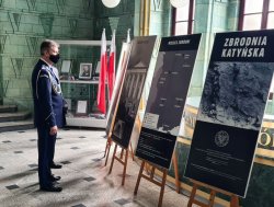 Na zdjęciu widać Komendanta Wojewódzkiego Policji we Wrocławiu oglądającego wystawę na holu budynku komendy