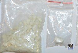 na zdjęciu widać wirki z zawartością białych kulek narkotyków