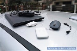 laptop, myszka i router przenośny