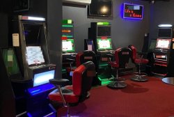 zabezpieczone automaty do gier stojące w pomieszczeniu kasyna