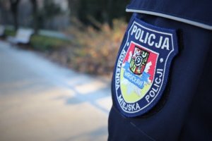 Godło Wrocławia na policyjnym mundurze.