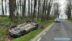 samochód po dachowaniu znajduje się w rowie