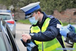 policjant pokazuje kierowcy zarejestrowaną predkosć
