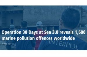 Na zdjęciu widać  czterech mężczyzn, którzy stoją tyłem. Jeden z nich na bluzie ma napis INTERPOL. W tle widać statek w budowie. Na zdjęciu widnieje napis w języku angielskim: Operation 30 days at Sea 3.0 reveals 1,600 marine pollution ofences worldwide