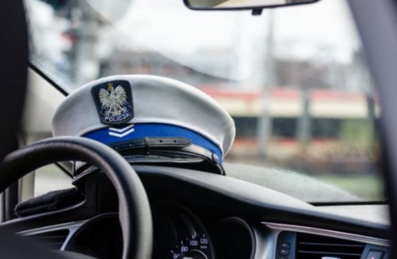 na zdjęciu widać leżącą na podszybiu radiowozu czapkę policjanta ruchu drogowego