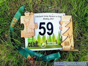 Na zdjęciu widać kartkę z numerem 59 i logiem biegu Maraton na raty