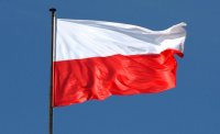 na zdjęciu widać powiewającą na maszcie flagę Polski, w tle widać błękitne niebo