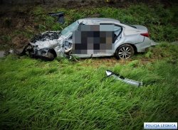 zniszczony podczas wypadku srebrny samochód osobowy