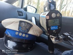 czapka policjanta Ruchu Drogowego, radar leżą wewnątrz radiowozu
