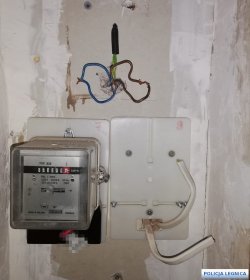 licznik prądu zamontowany na ścianie