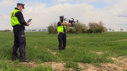 Funkcjonariusze obsługują drona